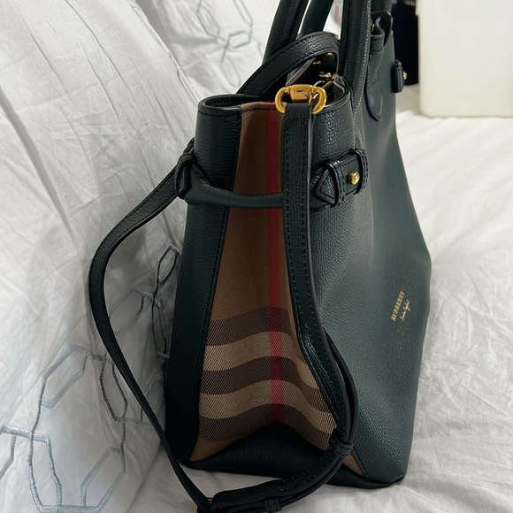 💚 BURBBERY BAG TO CARRY OR CROSSBODY 💚 - Picture 2 of 5